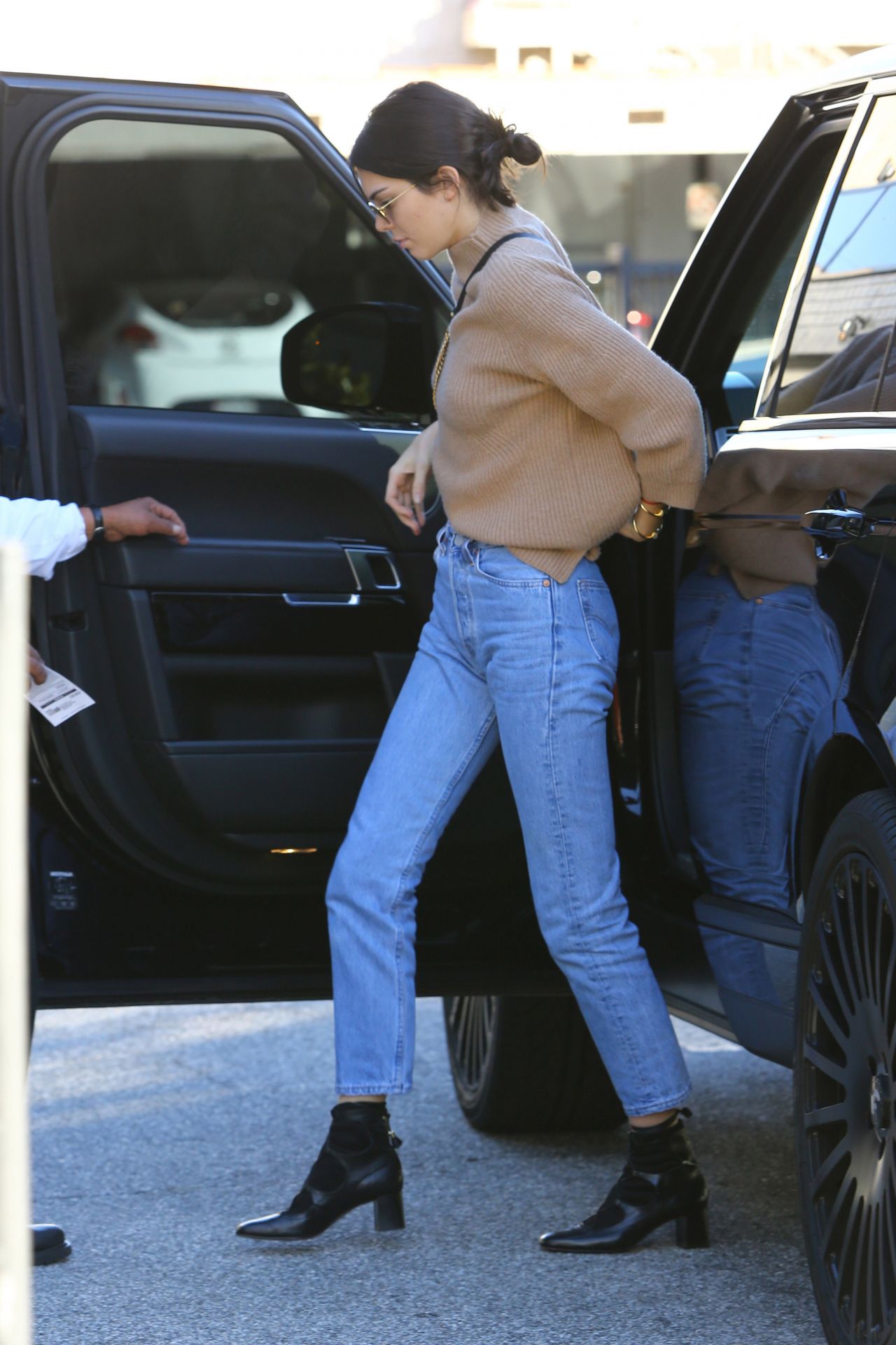 Kendall Jenner in Jeans - Out in Beverly Hills, CA, December 2016 •  CelebMafia