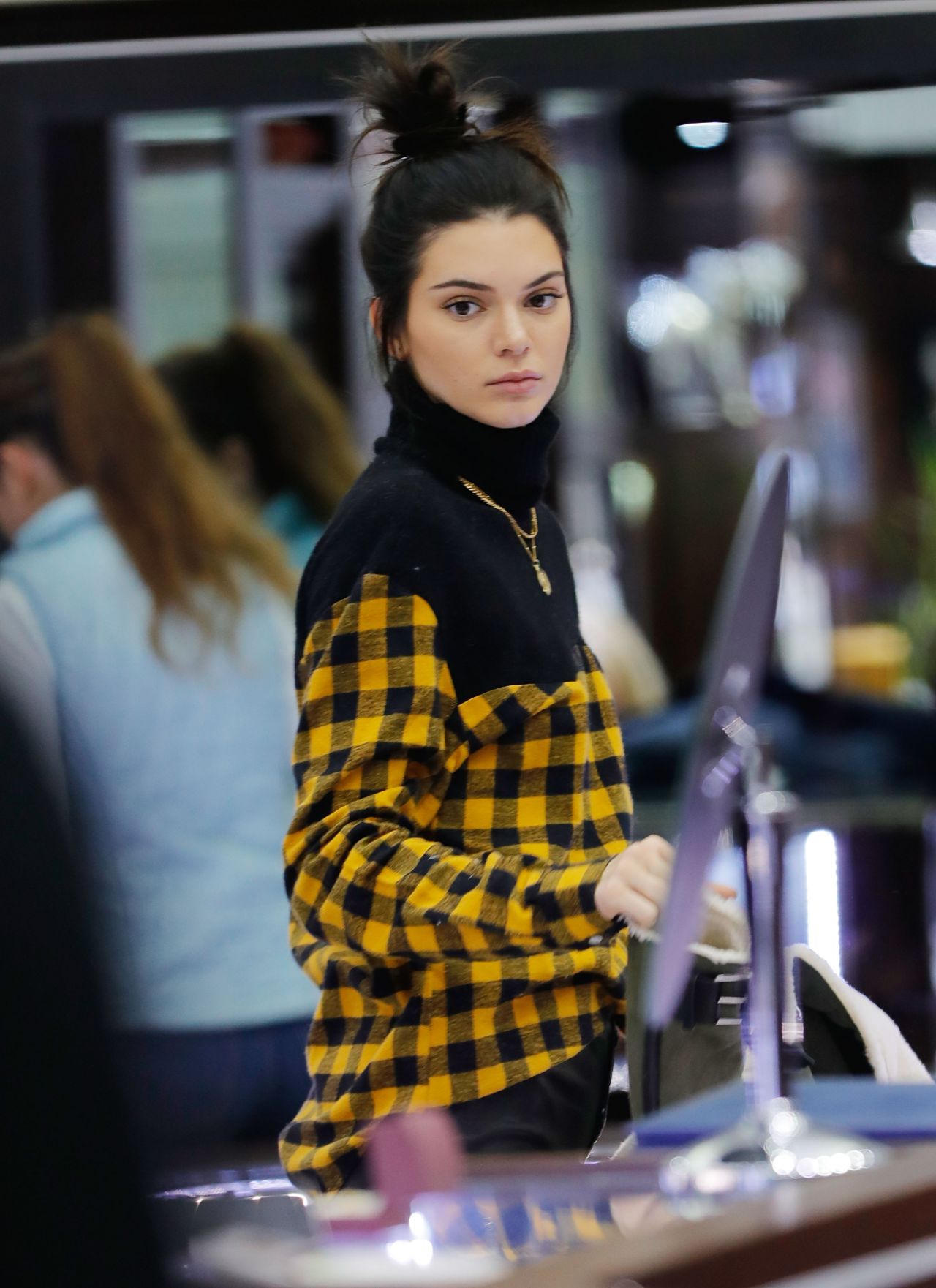 Kendall Jenner Shopping In Manhattan 01 17 2017 Celebmafia