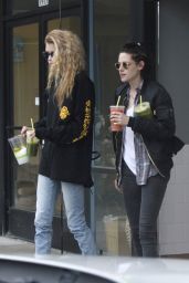 Kristen Stewart - Picks up Some Smoothies in LA 1/4/ 2017