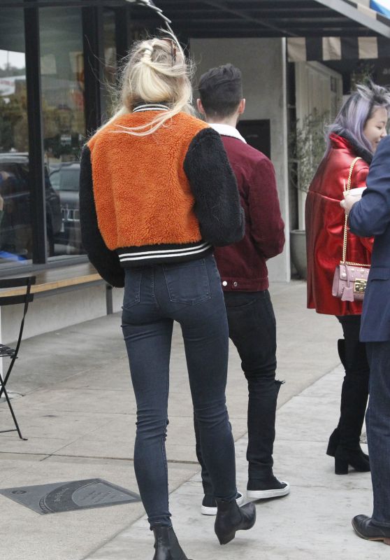 Sophie Turner in Tight Jeans - Leaving Alfred Coffee in LA 1/18/ 2017