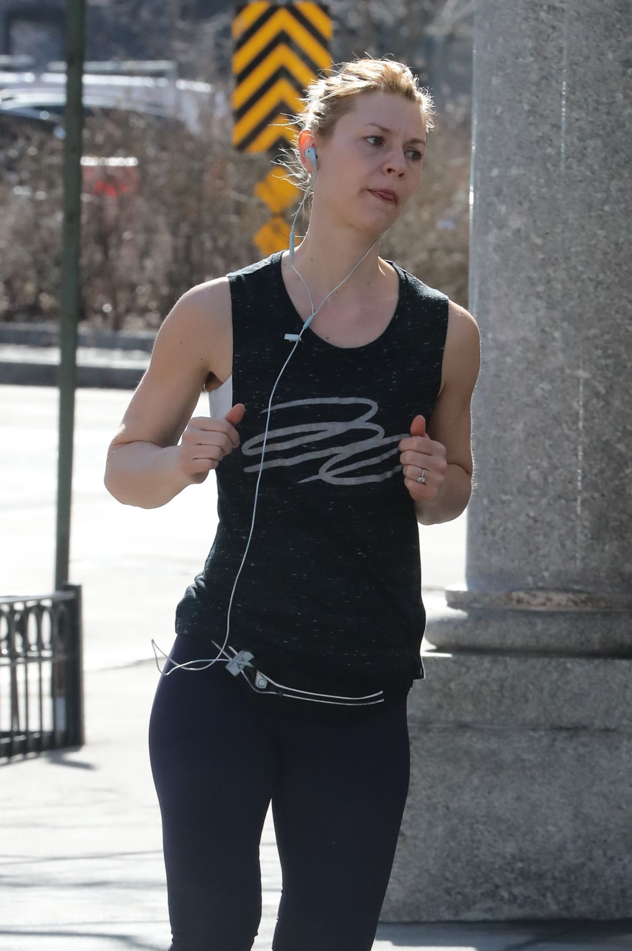 Claire Danes -Taking Advantage of a Unseasonably Warm Day to go for aJjog in NY 2/27/ 20171280 x 1926