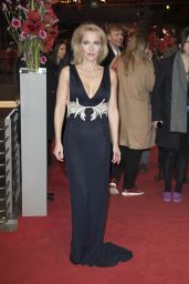 Gillian Anderson on Red Carpet- 