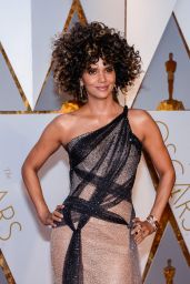 Halle Berry – Oscars 2017 Red Carpet in Hollywood