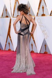 Halle Berry – Oscars 2017 Red Carpet in Hollywood