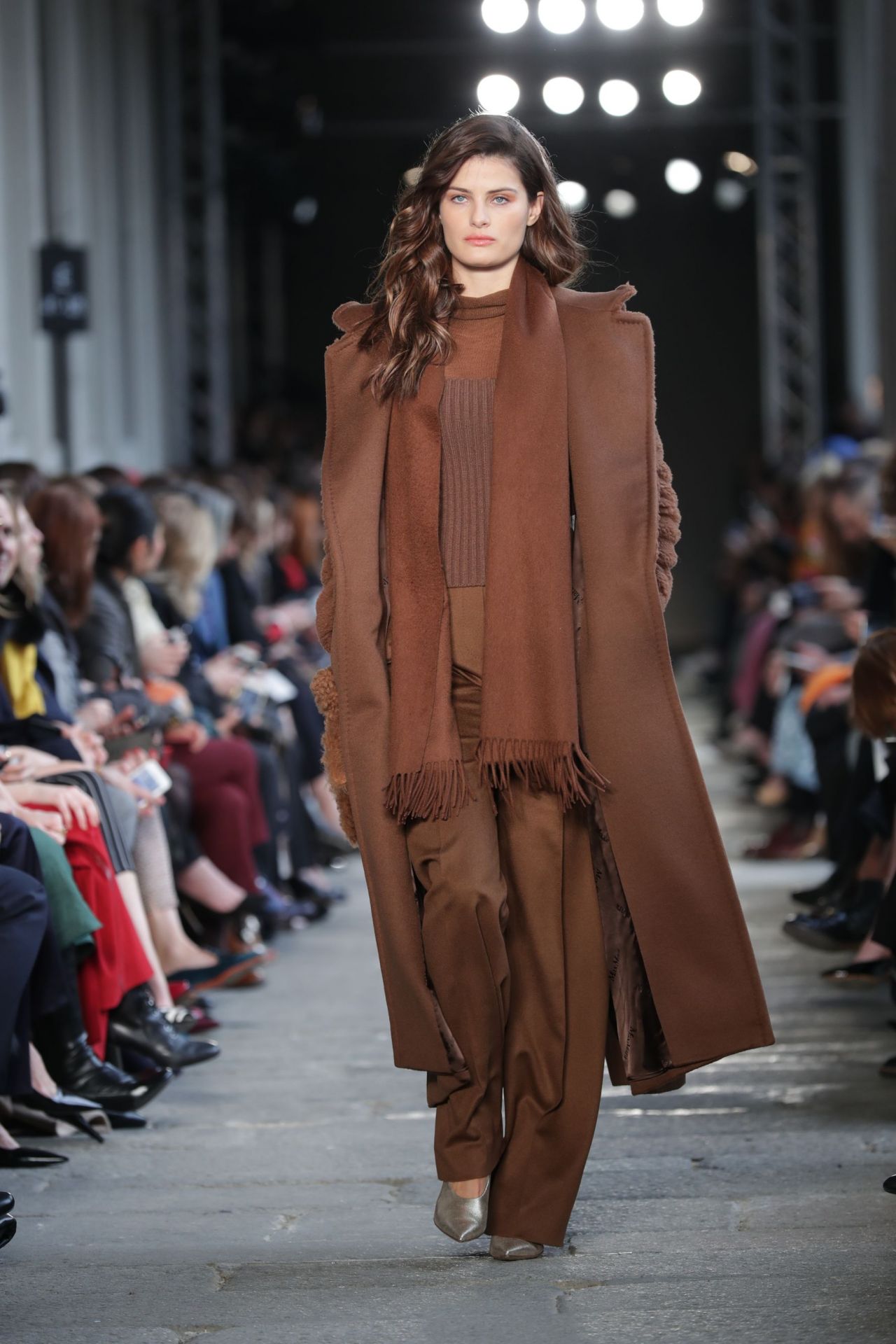 Isabeli Fontana Walks Max Mara Show – Milan Fashion Week, Italy 2/23 ...