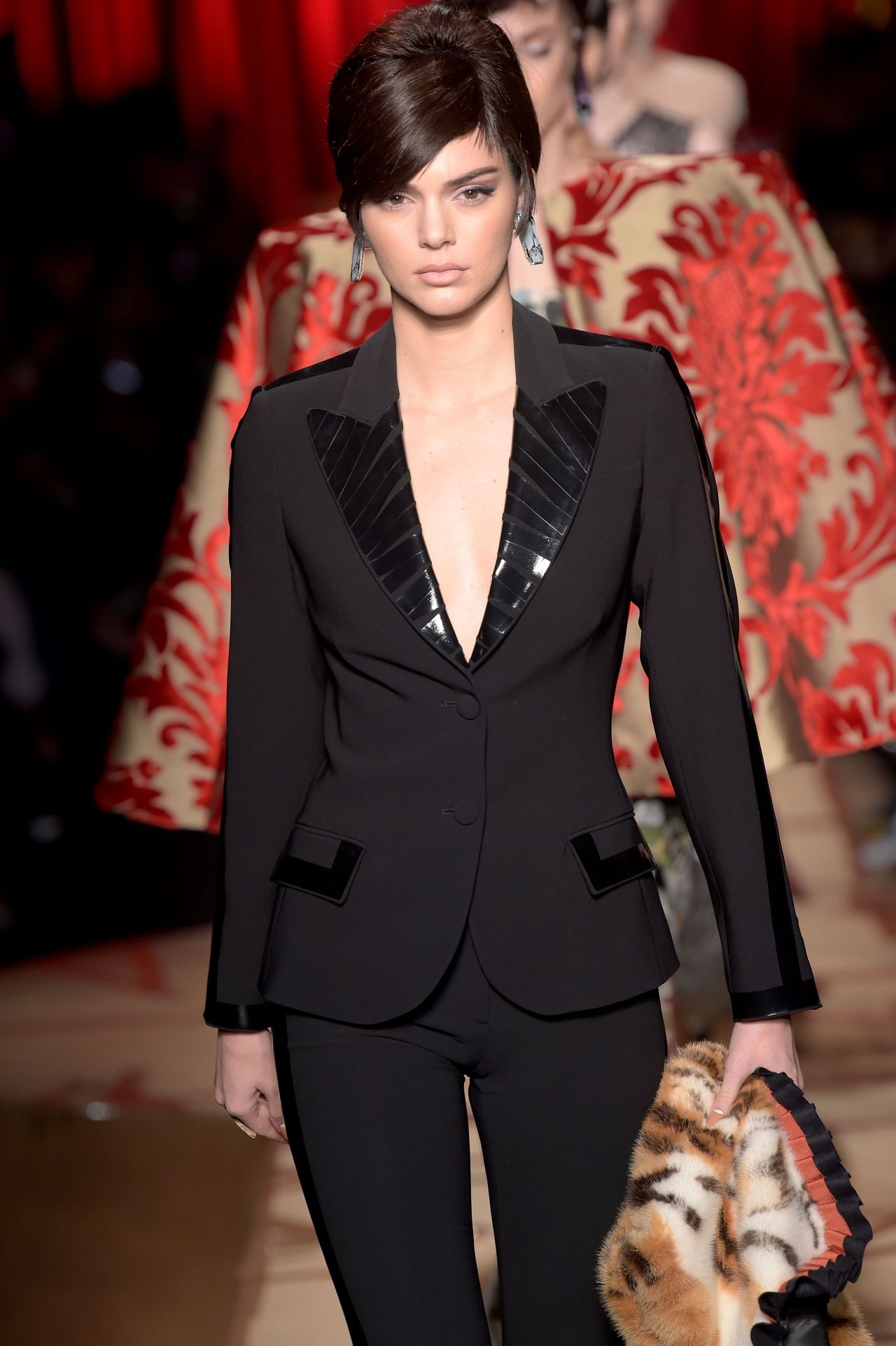 Kendall Jenner Hit The Catwalk For Moschino – Milan Fashion Week 2/23 ...