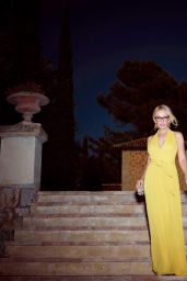 Kylie Minogue Launches Her glasses Range, December 2016