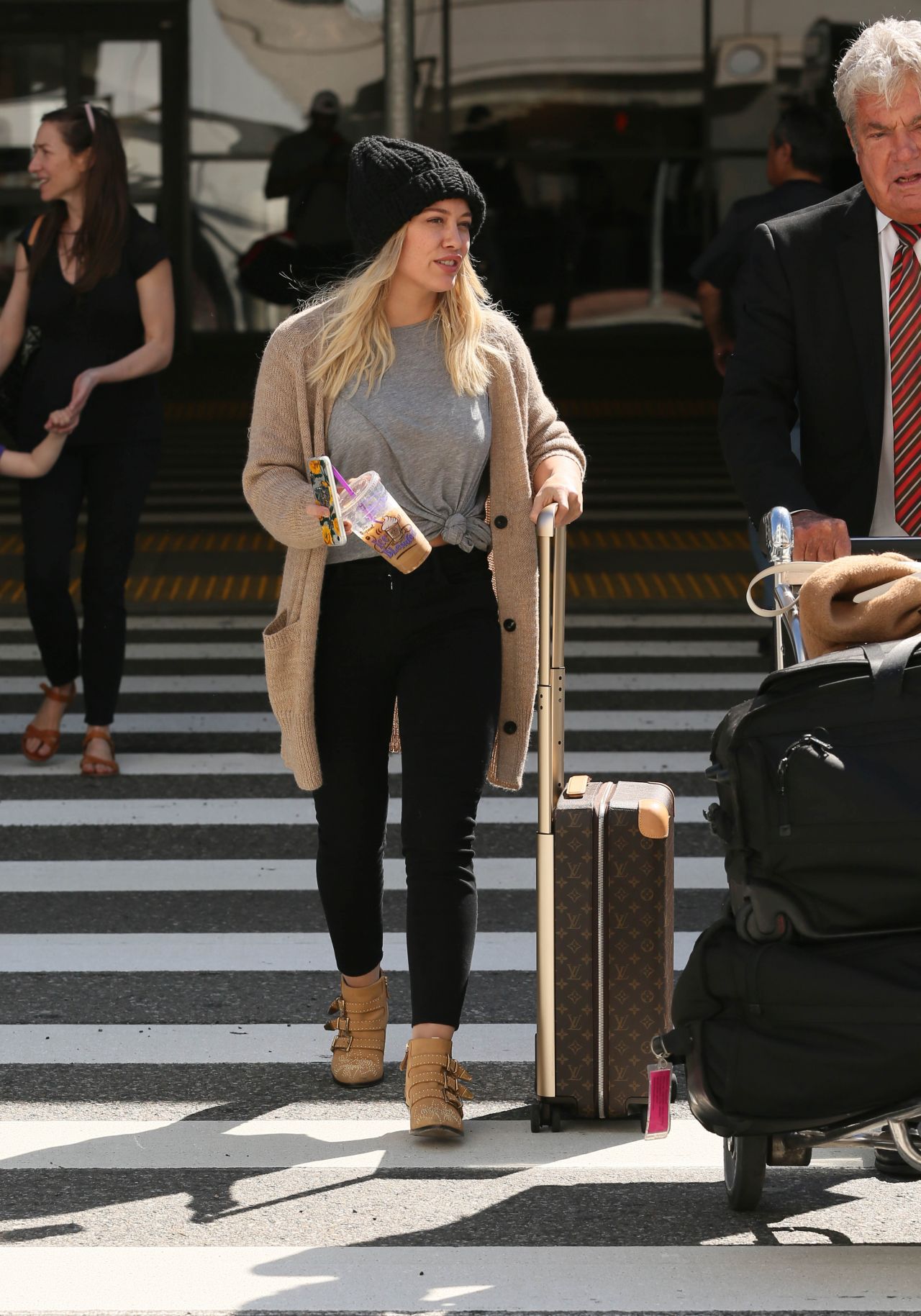 Hilary Duff arrives at the airport carrying Louis Vuitton luggage  Featuring: Hilary Duff Where: Los Angeles, California, United States When:  29 Sep 2016 Stock Photo - Alamy