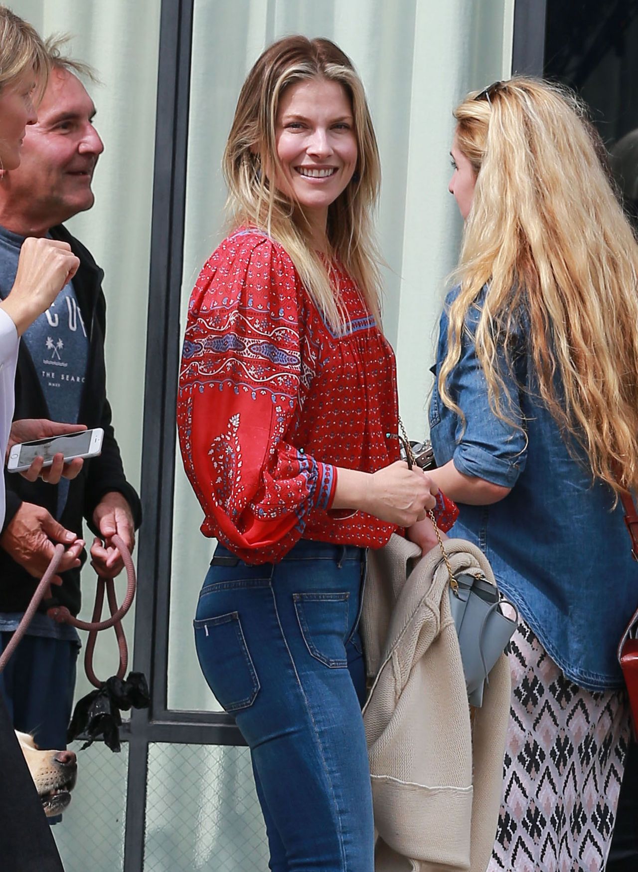 Ali Larter Casual Style - Shopping With Friends in Venice Beach 4/6