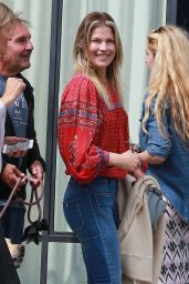 Ali Larter Casual Style - Shopping With Friends in Venice Beach 4/6/2017