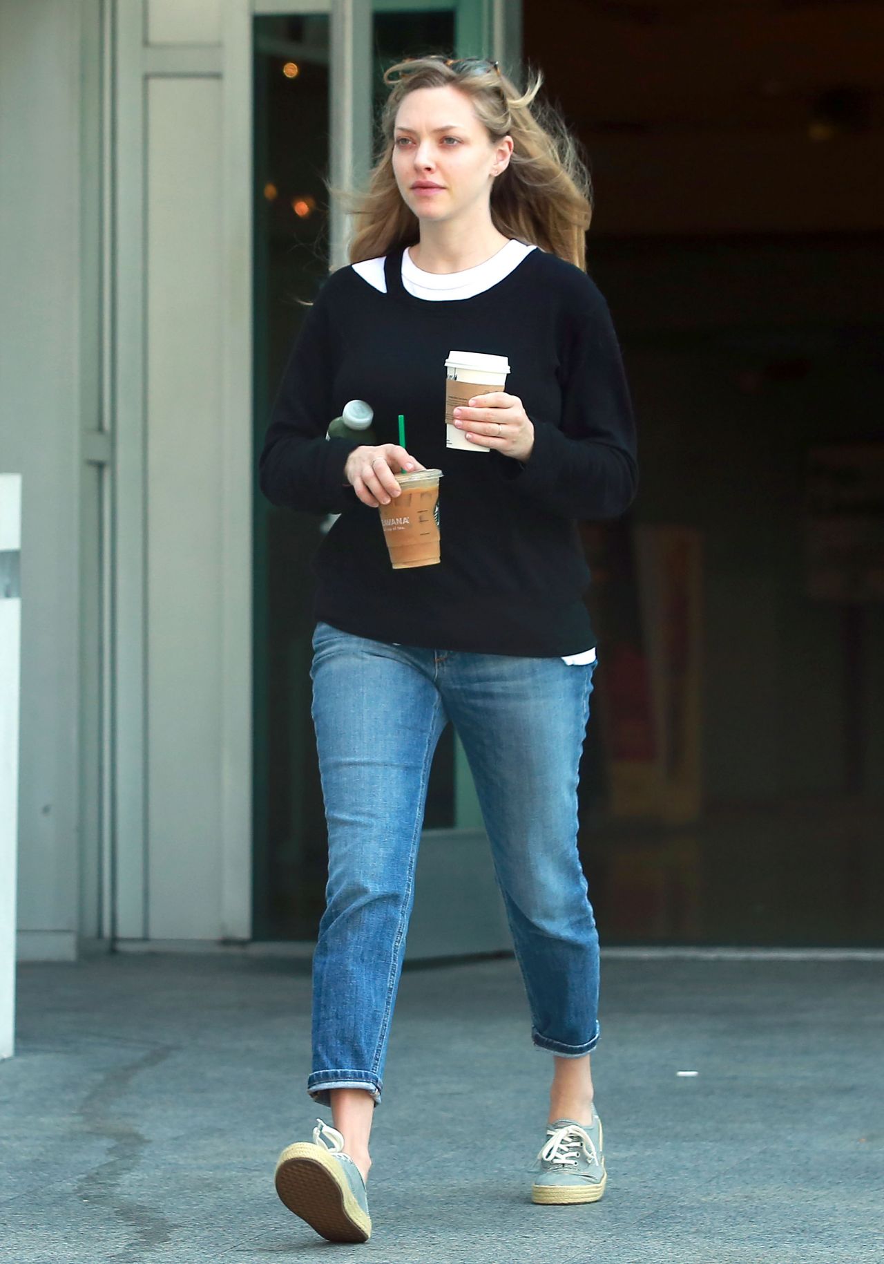 Amanda Seyfried Street Style - Leaving a Starbucks in LA 4/11/2017