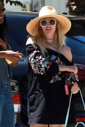 Beth Behrs - Lunch With Her Friends In Ojai 4/20/2017
