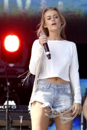 Brooke Eden Performs at Tortuga Music Festival in Fort Lauderdale 4/8/2017