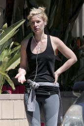 Claire Danes in Workout Gear - Los Angeles 4/12/2017