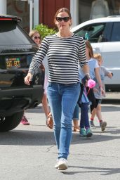 Jennifer Garner Starts Busy Into Her Morning in Brentwood 04/25/2017