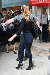 Jennifer Lopez Looks Stylish - Shops With Friends in Miami, April 2017