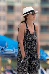 Katie Holmes Looks Chic - Beach im Miami 4/17/2017