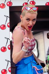 Katy Perry - Giving Out Some Pie in Times Square, NYC 04/28/2017