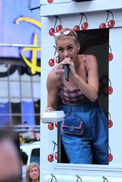 Katy Perry - Giving Out Some Pie in Times Square, NYC 04/28/2017