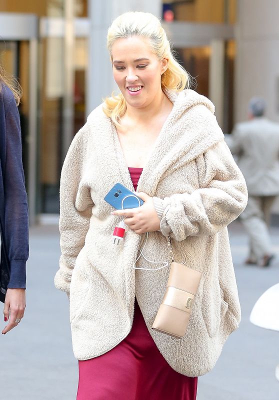 Mama June Visits The New York City Post Office 4/11/2017