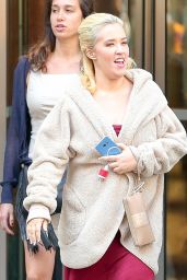 Mama June Visits The New York City Post Office 4/11/2017