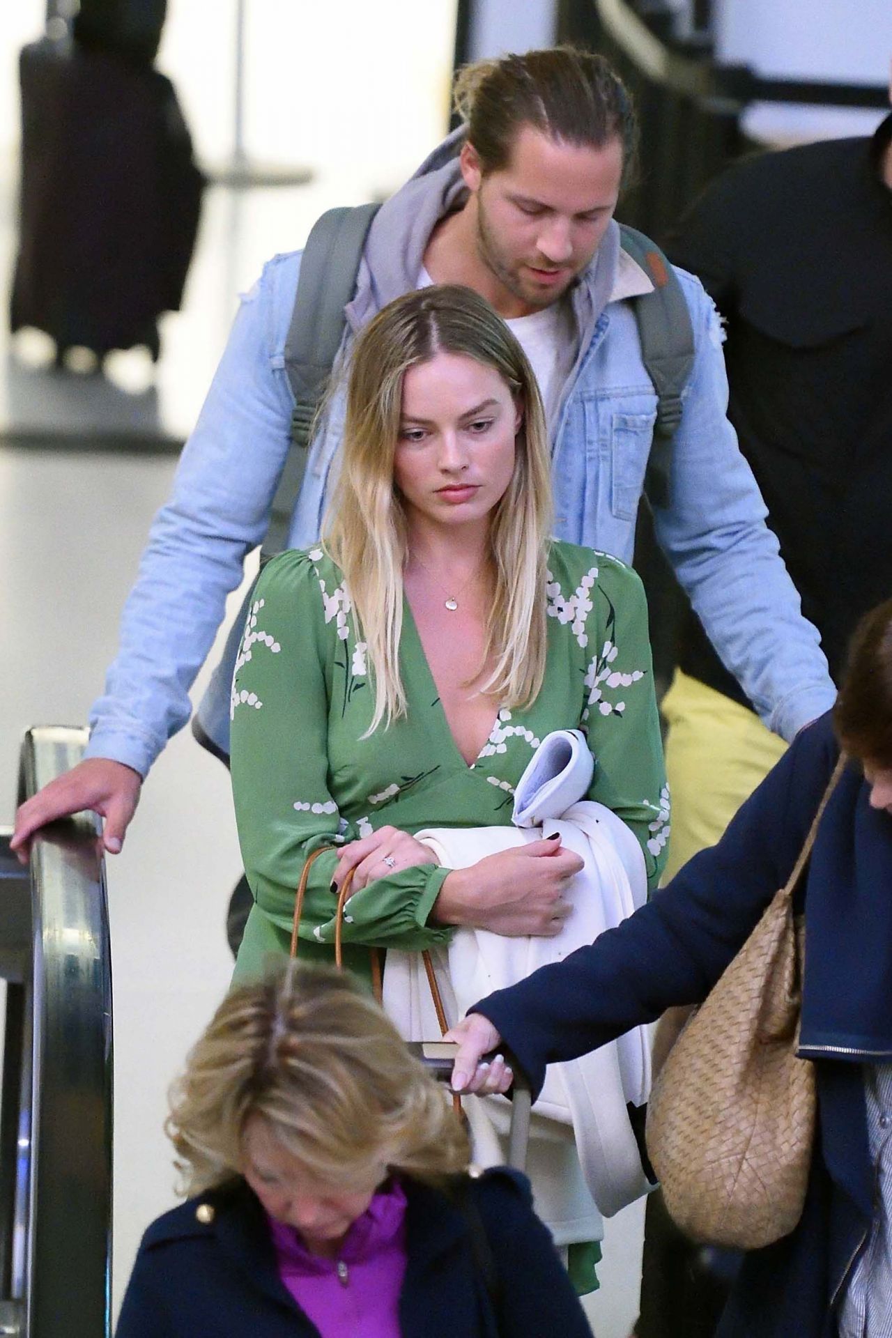 Margot Robbie And Husband Tom Ackerley Arrive In Ny 4232017 • Celebmafia