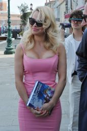 Pamela Anderson Style - Venice. Italy 4/11/2017