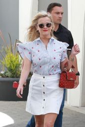 Reese Witherspoon Chic Street Style - Out in Los Angeles 04/27/2017
