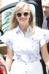 Reese Witherspoon Chic Street Style - Out in Los Angeles 04/27/2017