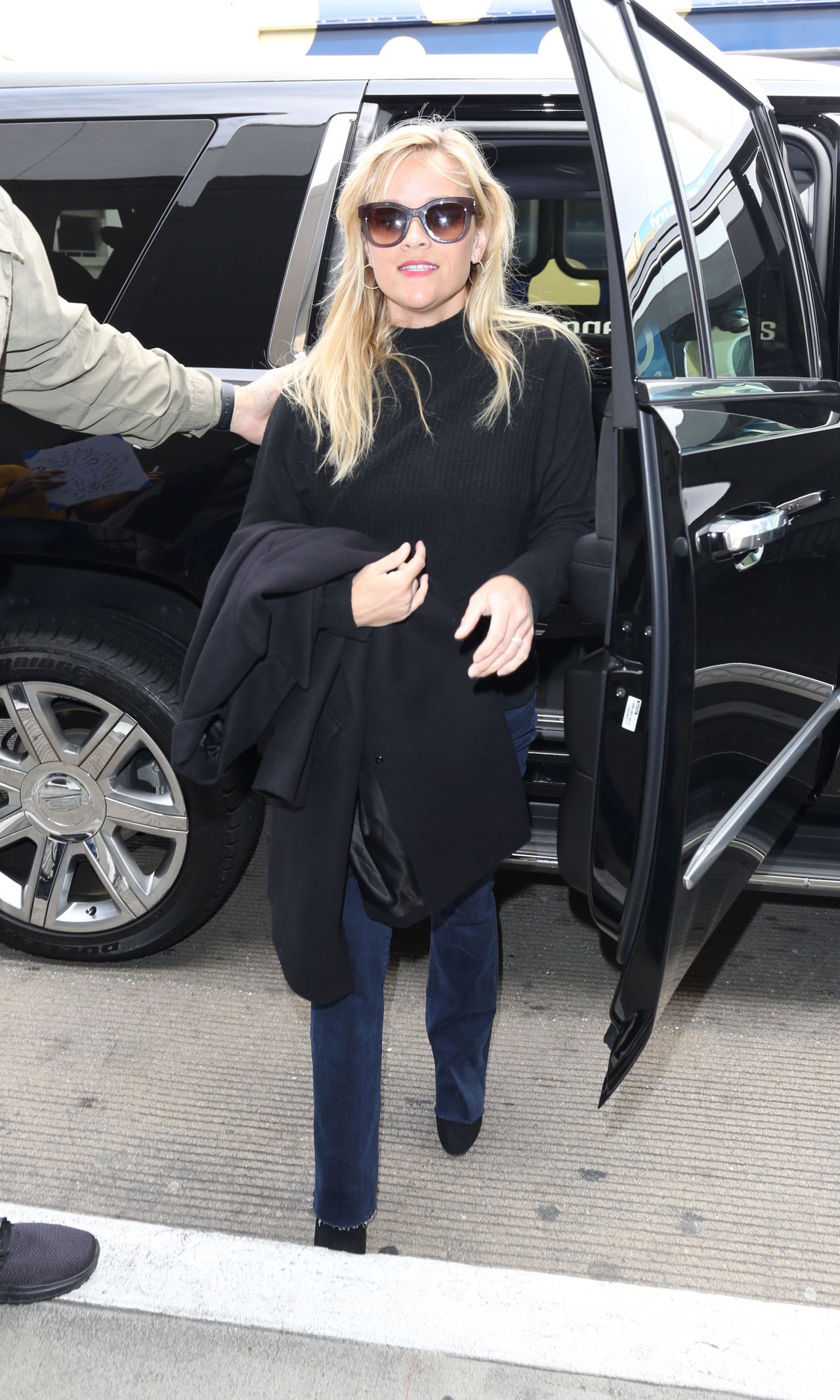 Reese Witherspoon Los Angeles Airport July 8, 2020 – Star Style