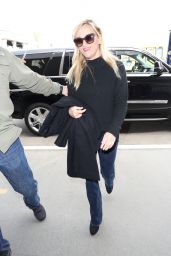 Reese Witherspoon Travel Style - Catching a Flight out of LAX 4/17/2017