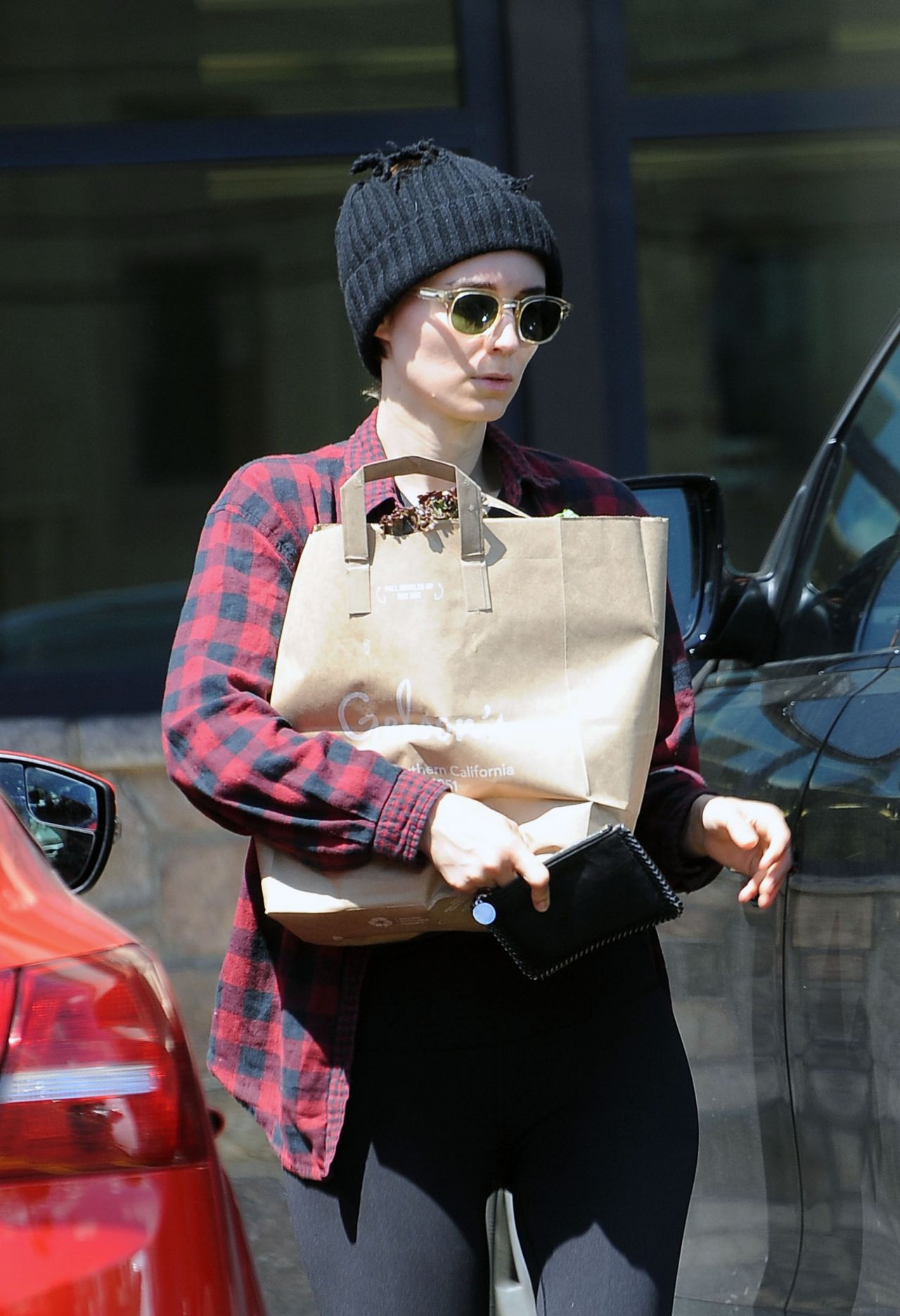 Rooney Mara Street Style - Picks up Some Groceries in Los Feliz, CA 4