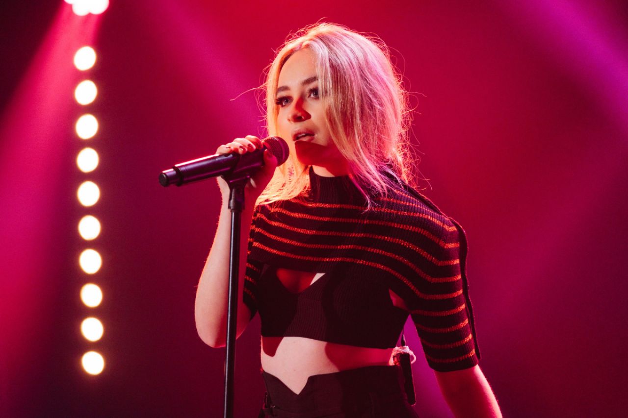 Sabrina Carpenter Performing on the Late Late Show With James Corden 4