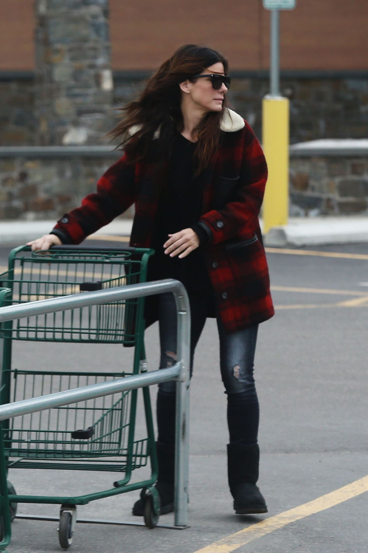 Sandra Bullock Casual Style Shopping In Los Angeles 4 9 2017 Celebmafia