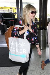 Sarah Michelle Gellar Travel Outfit - LAX in LA 4/24/2017