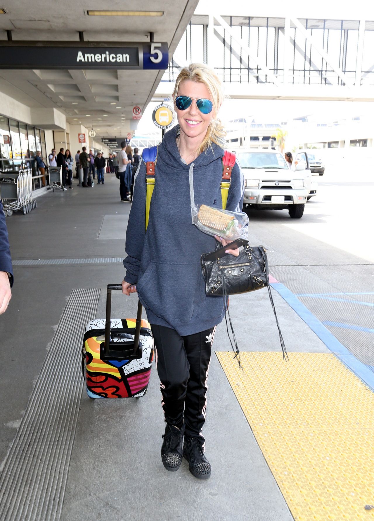 Tara Reid Travel Style - LAX in Los Angeles 4/3/2017 • CelebMafia