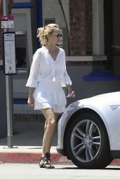 Amber Valletta Style - Stopped at the Bank 05/29/2017