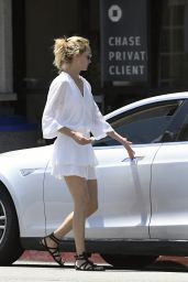Amber Valletta Style - Stopped at the Bank 05/29/2017