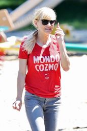 Anna Faris Street Style - Out in Vancouver, Canada 05/30/2017