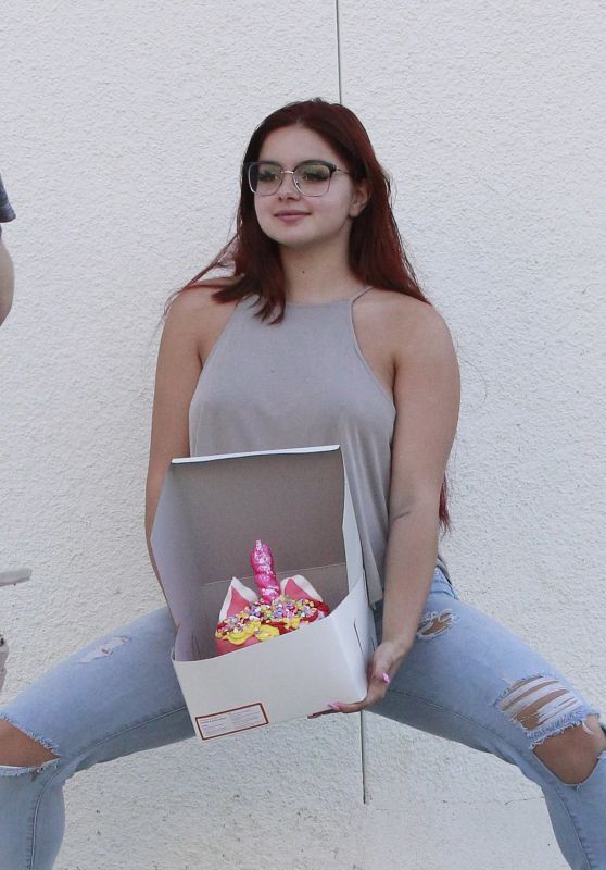 Ariel Winter Posing for Her Friend - Out in Los Angeles 05/26/2017