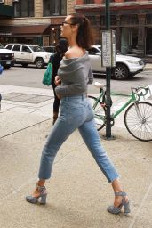 Bella Hadid Casual Style - Out for Lunch at Bubby