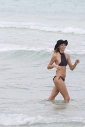 Devon Windsor in Bikini - Enjoys Day at the Beach in Miami 05/25/2017