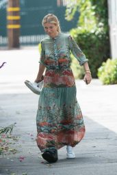 Gwyneth Paltrow Walking With a Soft Cast on Her Right Leg in LA 05/26/2017