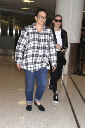 Hailee Steinfeld With Her Mom - Arriving into LAX Airport 05/05/2017