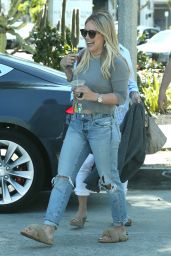 Hilary Duff Grabs Lunch in Los Angeles, CA 05/27/2017