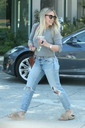 Hilary Duff Grabs Lunch in Los Angeles, CA 05/27/2017