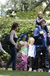 Jennifer Garner and Ben Affleck Take Kids to the Church 05/07/2017