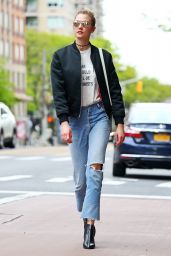 Karlie Kloss Urban Outfit - NYC 05/09/2017