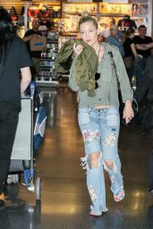 Kate Hudson in Ripped Jeans at JFK in NY 04/29/2017
