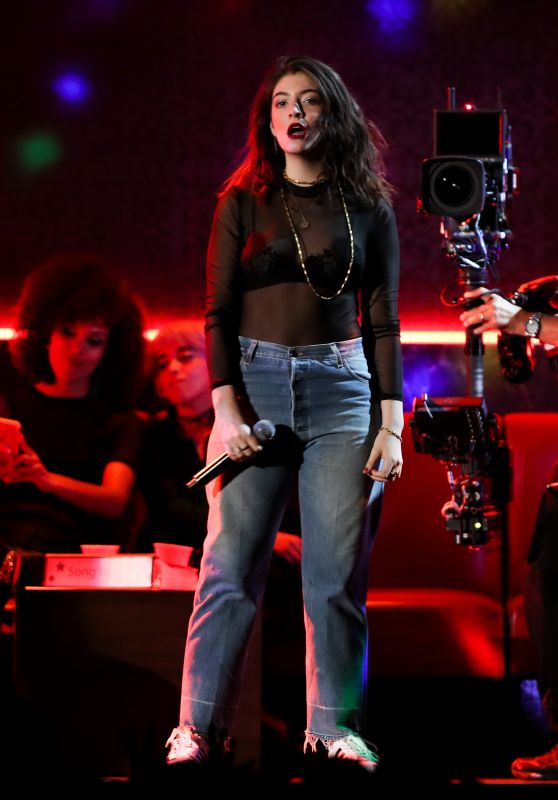 Lorde Performed at Billboard Music Awards in Las Vegas 05/21/2017